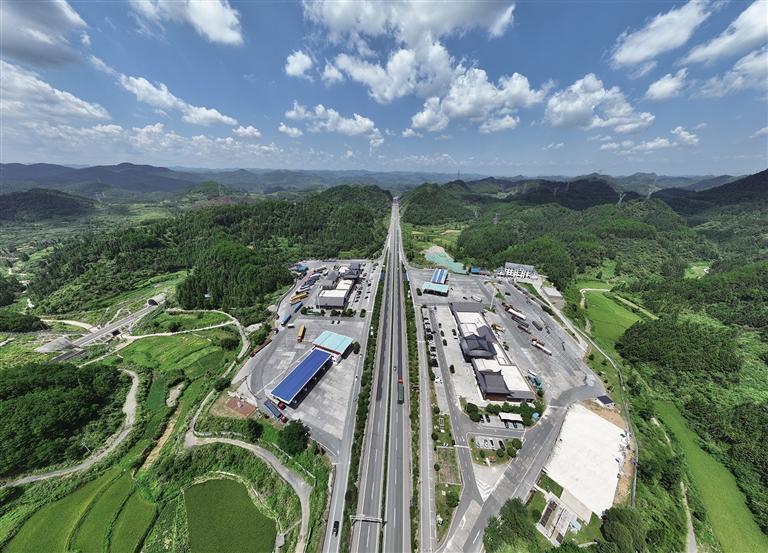 將鳳凰古城“搬”進服務區